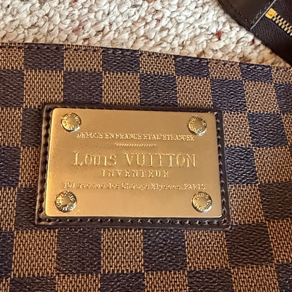 Not Authentic Louis Vuitton Damier Crossbody - Picture 5 of 6